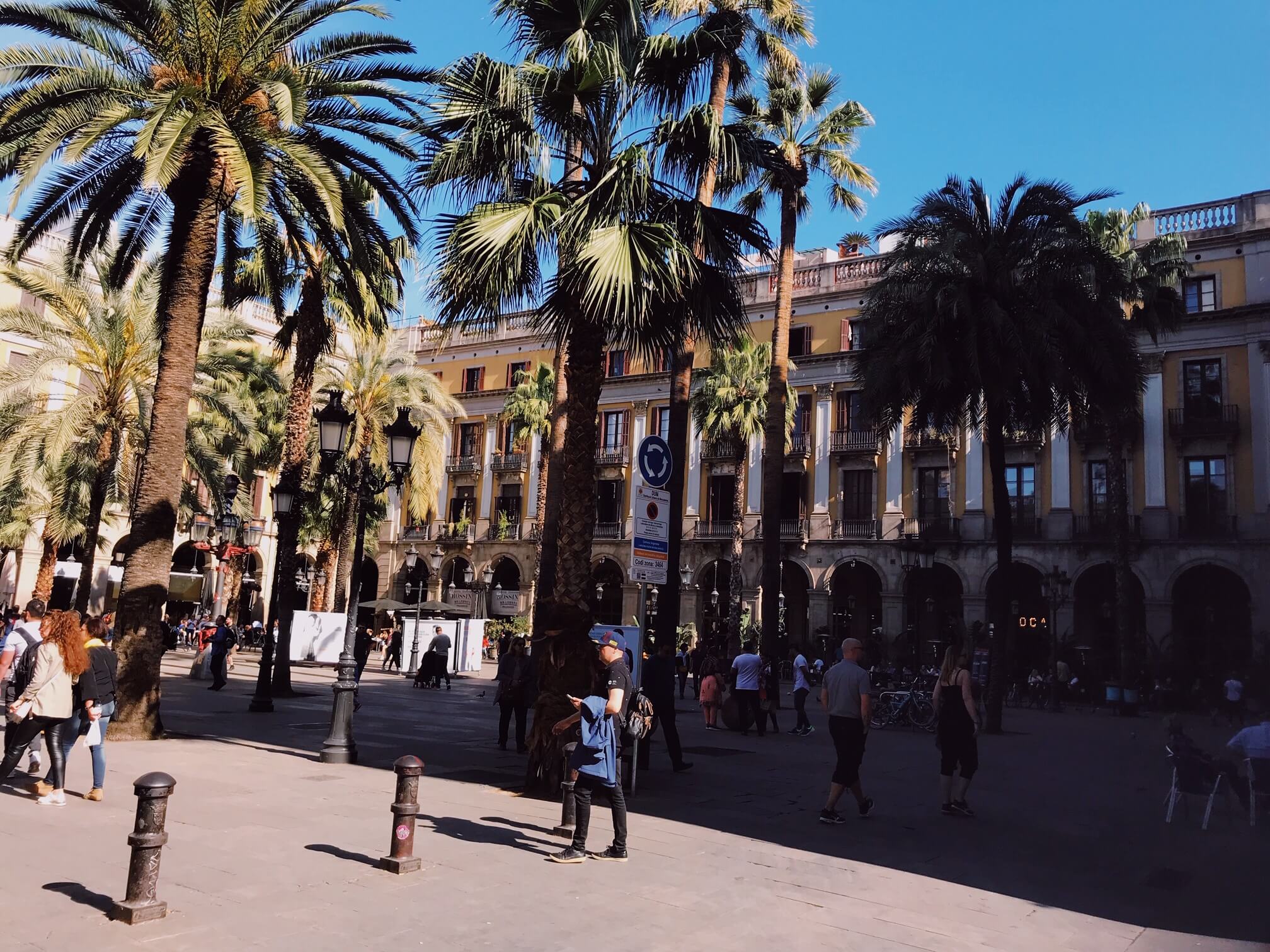 What to do in the gothic quarter barcelona: Placa Reial