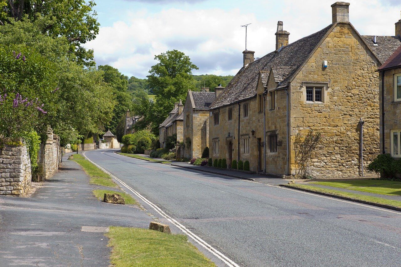 cotswold-village-street-808320_1280 (1)