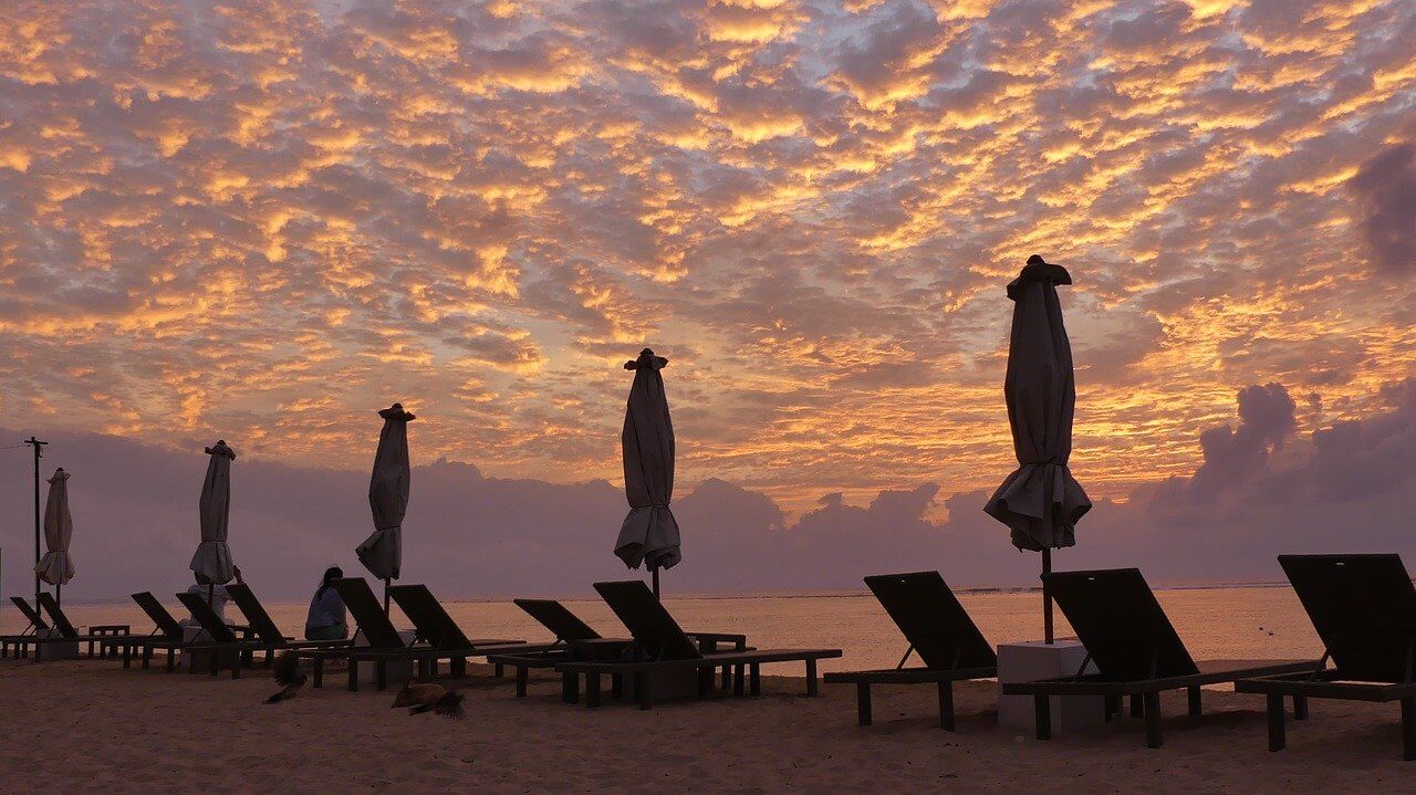 sanur beach rubbish